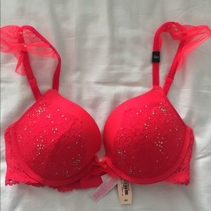 Victoria’s Secret 32 D bra